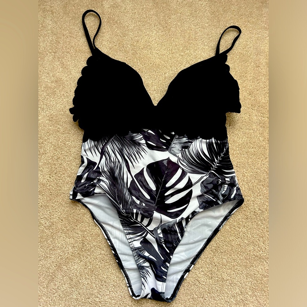 Sexy Black and White 1-piece Swimsuit